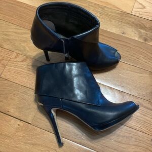 Size 8 1/2 only warn a few times and mostly inside. Great condition